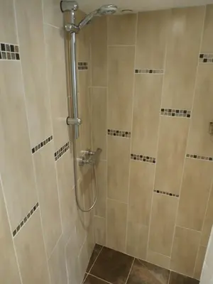 Salle de bains dans l'établissement LA PETITE LUCETTE, maison avec sa cour et son troglo