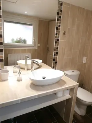Salle de bains dans l'établissement LA PETITE LUCETTE, maison avec sa cour et son troglo