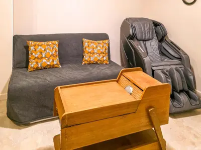 Coin salon dans l'établissement Le Cocon Massant - Cosy & Détente Absolue