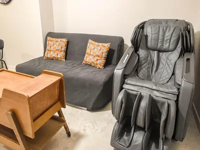 Coin salon dans l'établissement Le Cocon Massant - Cosy & Détente Absolue