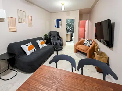 Télévision ou salle de divertissement dans l'établissement Le Lodge Corail - Massage Réparateur & Design Fun