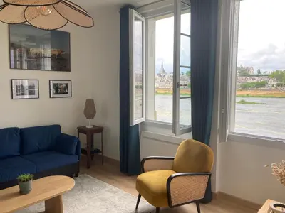 Coin salon dans l'établissement Vue rare sur la Loire et Blois - Unique !