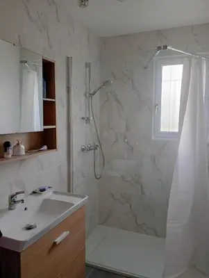 Salle de bains dans l'établissement Maison Marigné Laillé