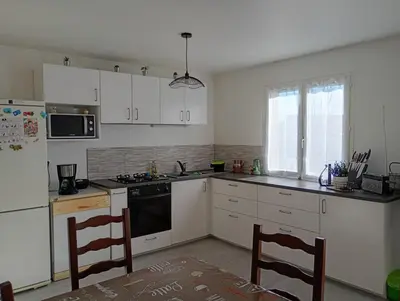 Cuisine ou kitchenette dans l'établissement Maison Marigné Laillé