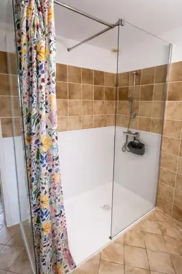 Salle de bains dans l'établissement Les 2 Tilleuls - Maison de charme avec jardin
