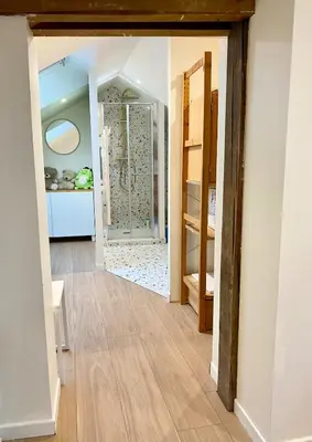 Salle de bains dans l'établissement Charmant studio neuf sous les toits