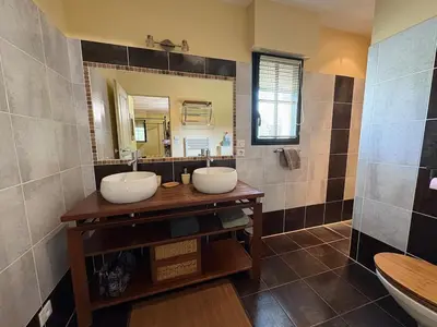 Salle de bains dans l'établissement Entre vignes et Châteaux, Zoo de Beauval, Piscine, WIFI, 4 chambres, 7 lits, 4 sdb