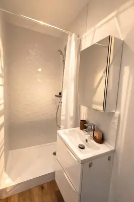 Salle de bains dans l'établissement Escapade urbaine cosy – Rue Nationale