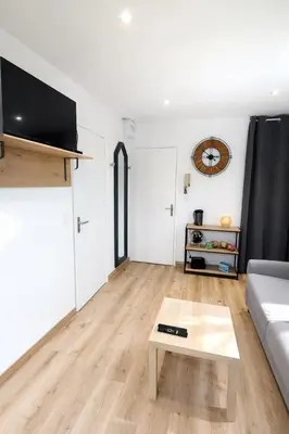 Télévision ou salle de divertissement dans l'établissement Escapade urbaine cosy – Rue Nationale