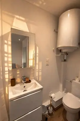 Salle de bains dans l'établissement Escapade urbaine cosy – Rue Nationale