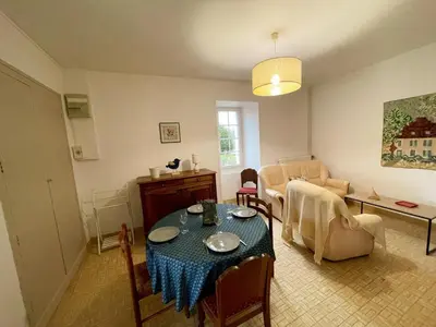 Coin salon dans l'établissement Gîte 4 pers. à Razines avec Parking et Wifi - FR-1-381-647