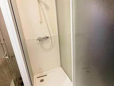 Salle de bains dans l'établissement Gîte 4 pers. à Razines avec Parking et Wifi - FR-1-381-647
