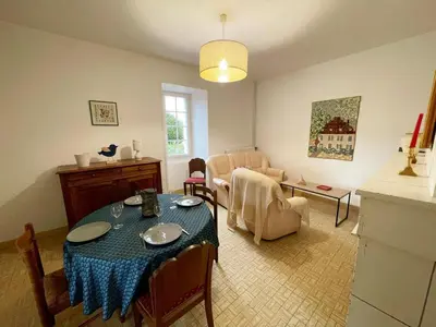 Coin salon dans l'établissement Gîte 4 pers. à Razines avec Parking et Wifi - FR-1-381-647