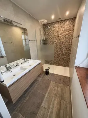 Salle de bains dans l'établissement Maison de campagne idéale pour 6 personnes