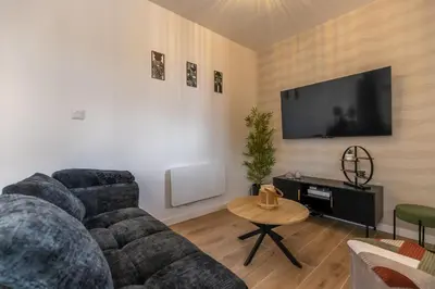 Télévision ou salle de divertissement dans l'établissement L'Escapade Rivarennes