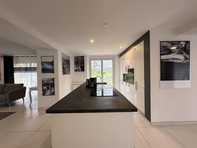 Cuisine ou kitchenette dans l'établissement Arnage Corner Lodge - Circuit 24h du Mans