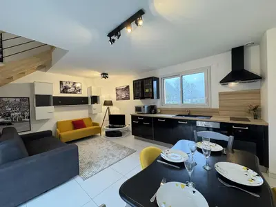 Coin salon dans l'établissement Arnage Corner Lodge - Circuit 24h du Mans