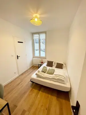 Un ou plusieurs lits dans un hébergement de l'établissement Appartement au calme, coeur de ville