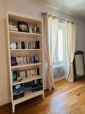 Bibliothèque dans l'appartement