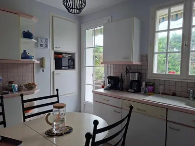 Cuisine ou kitchenette dans l'établissement Chambre à l étage chez un particulier