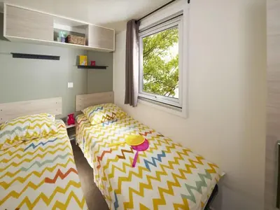 Un ou plusieurs lits dans un hébergement de l'établissement Mobil Home Confort 3 Chambres avec Terrasse - API-1-52-668