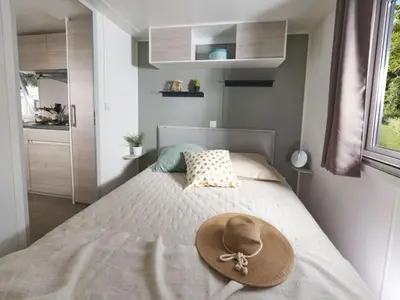 Un ou plusieurs lits dans un hébergement de l'établissement Mobil Home Confort 3 Chambres avec Terrasse - API-1-52-668