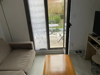 Télévision ou salle de divertissement dans l'établissement Appartement terrasse en ville