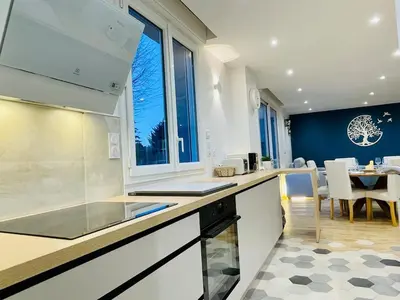 Cuisine ou kitchenette dans l'établissement Colombier du Val - Maison cosy 3 chambres - Terrasse - Jardin clos - BBQ - Poules - Wifi fibre - Refuge LPO - 15 min Circuit 24 Heures du Mans - 30 min Zoo de La Fleche - Etape Velobuissonniere