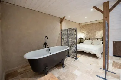 Salle de bains dans l'établissement Maison troglodyte de luxe 10 pers proche Amboise