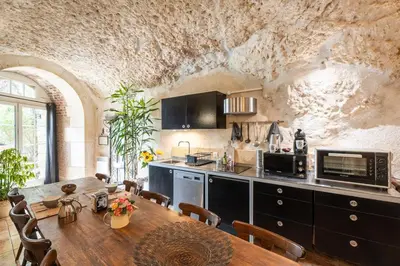 Cuisine ou kitchenette dans l'établissement Troglodyte familiale Fleur de Chaux proche Amboise