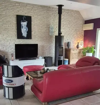 Télévision ou salle de divertissement dans l'établissement Chambres 24h du Mans Le Mans Classic Camions à 15 minutes du circuit