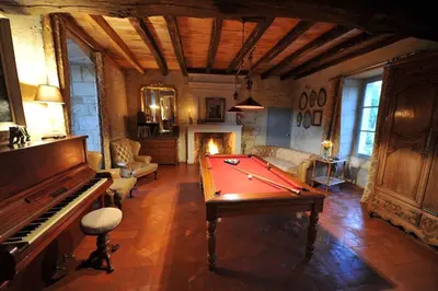 Billard dans l'établissement Ancien presbytère en bord de rivière proche vallée de la Loire