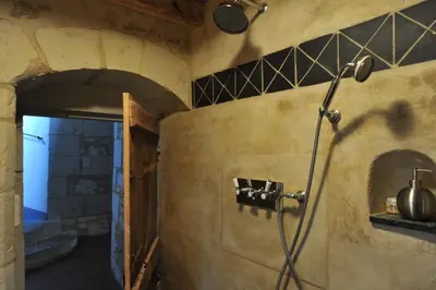 Salle de bains dans l'établissement Ancien presbytère en bord de rivière proche vallée de la Loire