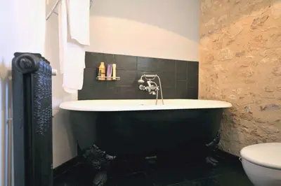 Salle de bains dans l'établissement Ancien presbytère en bord de rivière proche vallée de la Loire