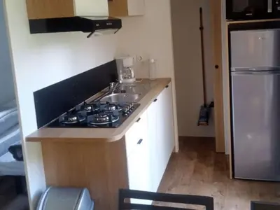 Cuisine ou kitchenette dans l'établissement Mobil Home Familial avec Terrasse - 4 Pers. - API-1-52-1731