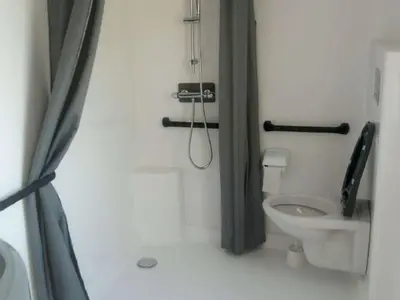 Salle de bains dans l'établissement Mobil-home PMR 28m², 4 pers, Terrasse - API-1-52-1728
