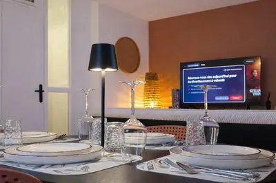 Télévision ou salle de divertissement dans l'établissement Appartement hyper Centre Rénové Terrasse & Parking