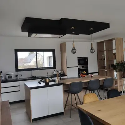 Cuisine ou kitchenette dans l'établissement Maison pour les 24h