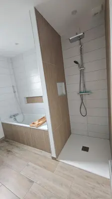 Salle de bains dans l'établissement Maison pour les 24h