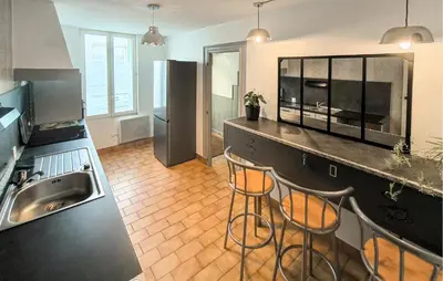 Cuisine ou kitchenette dans l'établissement Charmante Maison De Ville