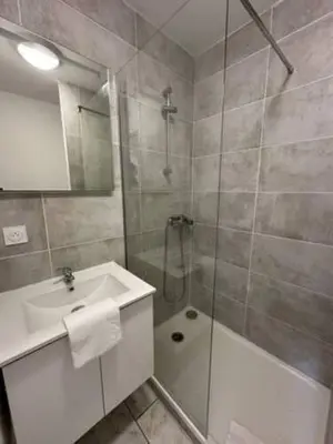 Salle de bains dans l'établissement Appartement avec terrasse au centre de St Cyr