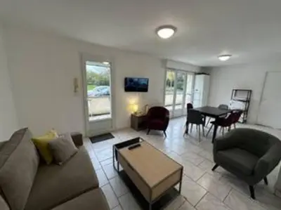 Télévision ou salle de divertissement dans l'établissement Appartement avec terrasse au centre de St Cyr