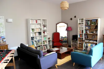 Bibliothèque dans la maison d'hôtes