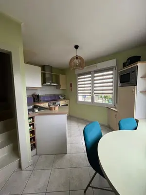 Cuisine ou kitchenette dans l'établissement Maison proche circuit 24h Le Mans
