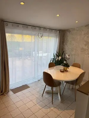 Coin salon dans l'établissement Jolie Maison Bord de Sarthe