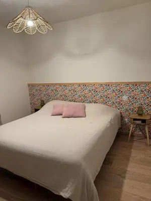 Un ou plusieurs lits dans un hébergement de l'établissement Jolie Maison Bord de Sarthe