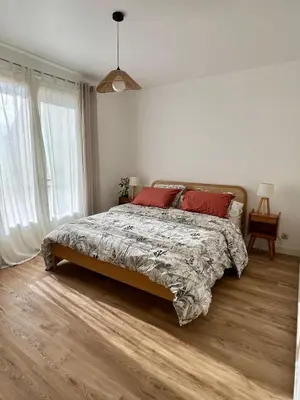Un ou plusieurs lits dans un hébergement de l'établissement Chambre avec entrée indépendante, SDB privative, piscine et grand garage et proche hyper-centre
