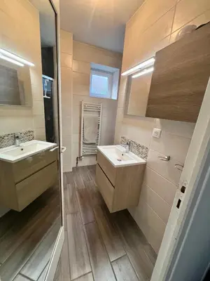 Salle de bains dans l'établissement Chambre avec entrée indépendante, SDB privative, piscine et grand garage et proche hyper-centre