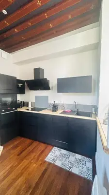 Cuisine ou kitchenette dans l'établissement Maison Léopoldine 1 , Quartier Historique