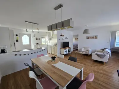 Télévision ou salle de divertissement dans l'établissement Maison entierement rénovée Le Mans
